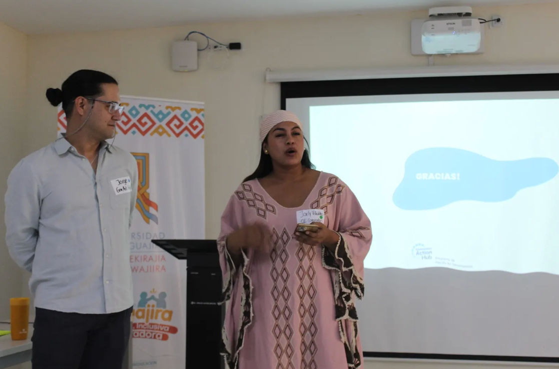 Equipo de Governance Action Hub con Lideresa Wayuú en Diálogo realizado en la Universidad de La Guajira